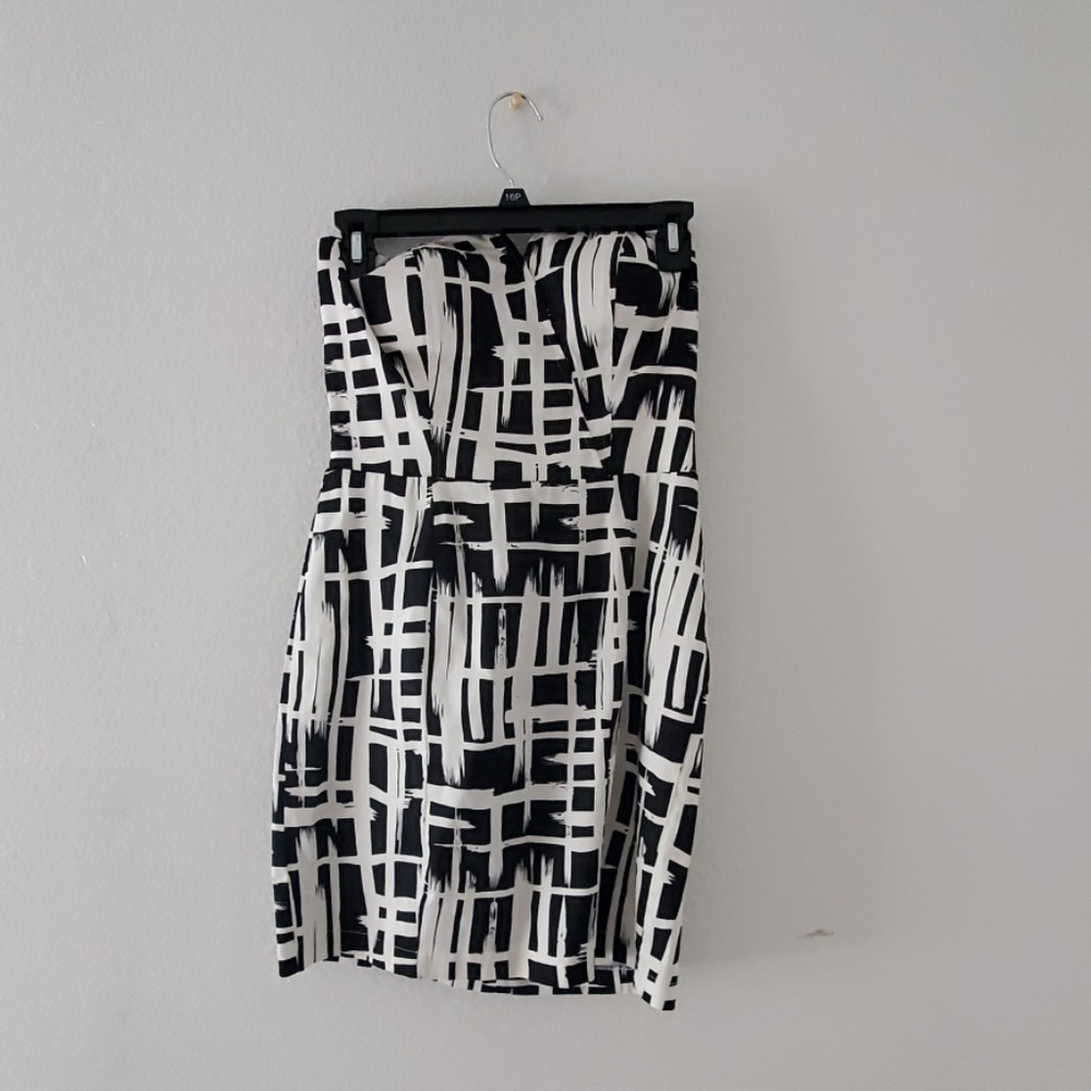 Selling a short black and white patterned dress